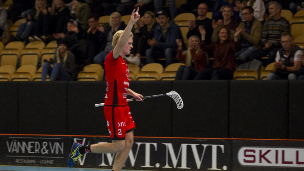 Jacob Larsson höjder näven i luften efter att ha prickat in sitt fjärde mål i matchen mot Linköping FBC. 