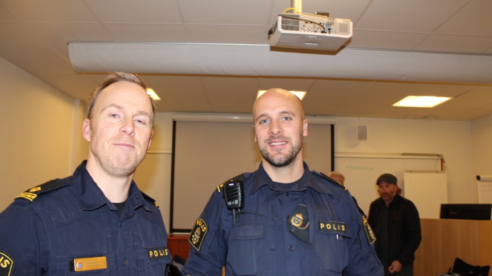 Kommunpolis Pär Fridh och områdespolis Samuel Norlin gav en lägesbild av polisens arbete i Åtvidaberg under en träff med företagare, näringsidkare, politiker och tjänstemän i Åtvidaberg.