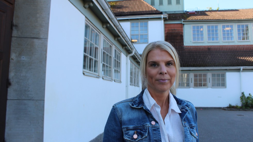 Här på Centralskolan gick Emma Askling sina första skolår. Nu bor hon i Strängnäs och delar sitt yrkesliv mellan att vara skolsjuksköterska och författare. I veckan återvänder hon till sin gamla lågstadieskola för att locka unga elever till läsning.