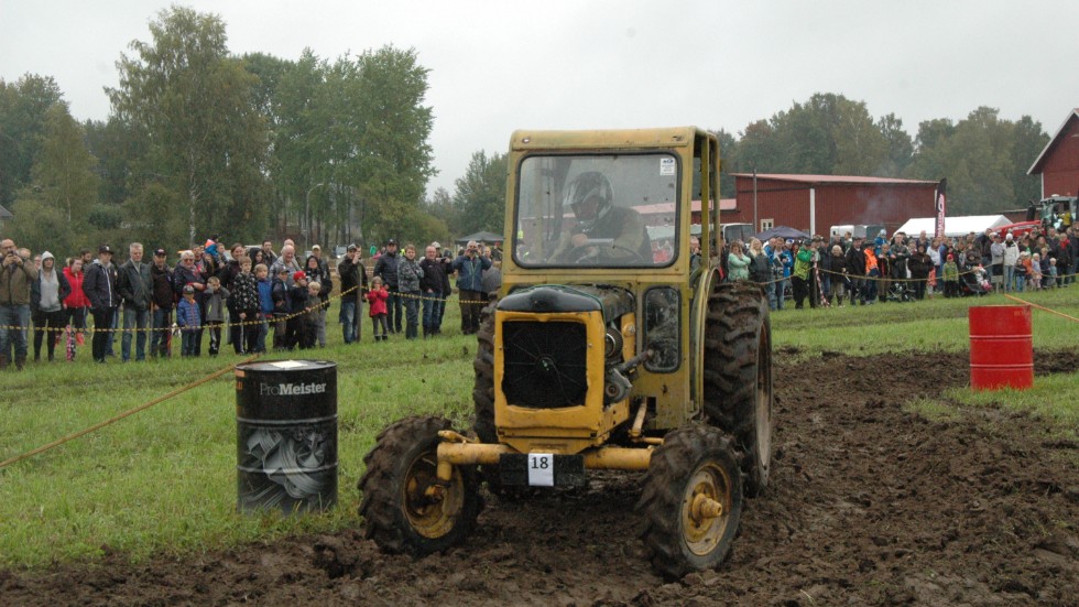 Det är för tolfte året i rad som traktor- och gräsklipparracet arrangeras i Hällestad.