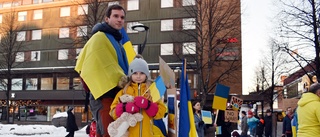 Manifestation på torget – många Skelleftebor stod upp för Ukraina: ”Vi vill visa vårt stöd”
