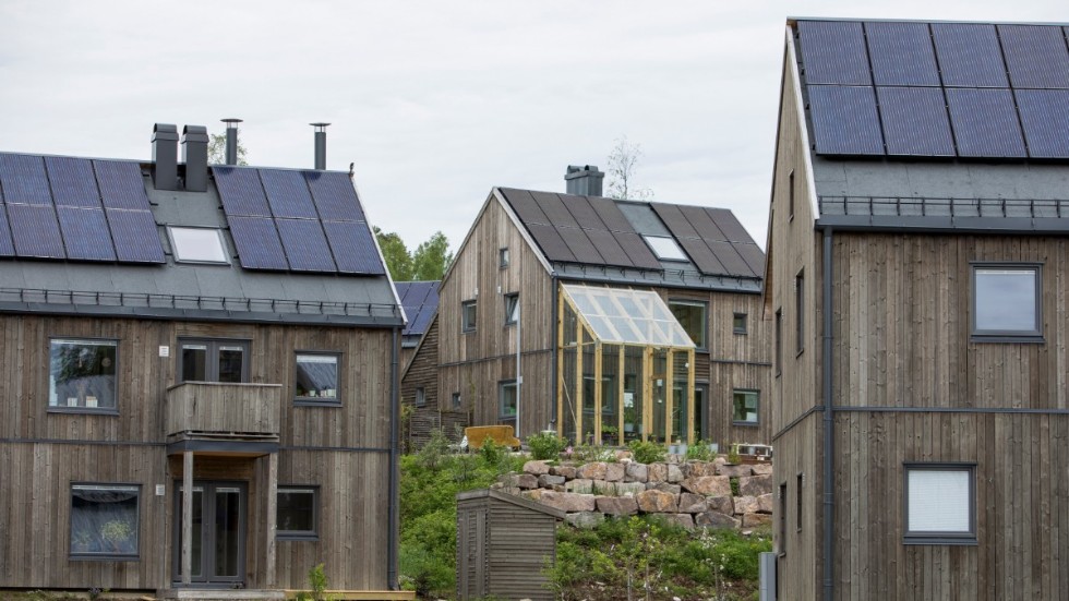 Sol- och vindaläggningar producerar el lokalt som när den levereras in på stamnätet ger en stabiliserande verkan i systemet, skriver Martina Johansson (C) med flera.