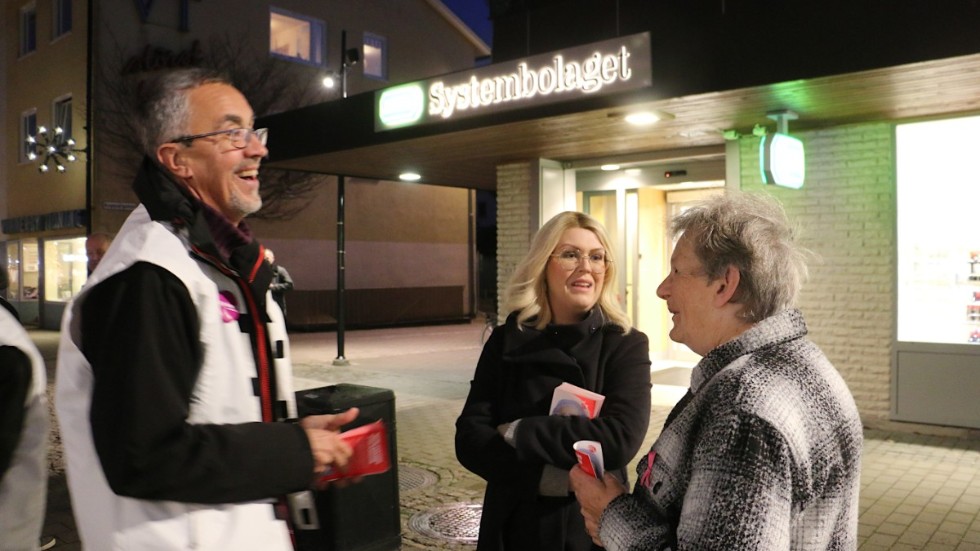 Det blev många glada skratt, inte minst när Ove Klingstedt och Agneta Goth träffade Lena Hallengren. 
