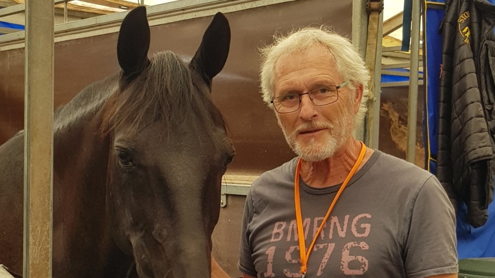 Filmaktuelle Jörgen Auer bevakar fortfarande hästsport. Här är han tillsammans med Dunally Black Jack på SM i Mantorp i somras. (Det är Jörgen till höger). 