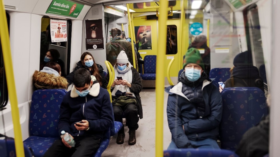 Stockholms tunnelbana i början av januari. Sedan i slutet av december förra året gäller åter rekommendationer om att bära munskydd i kollektivtrafiken.