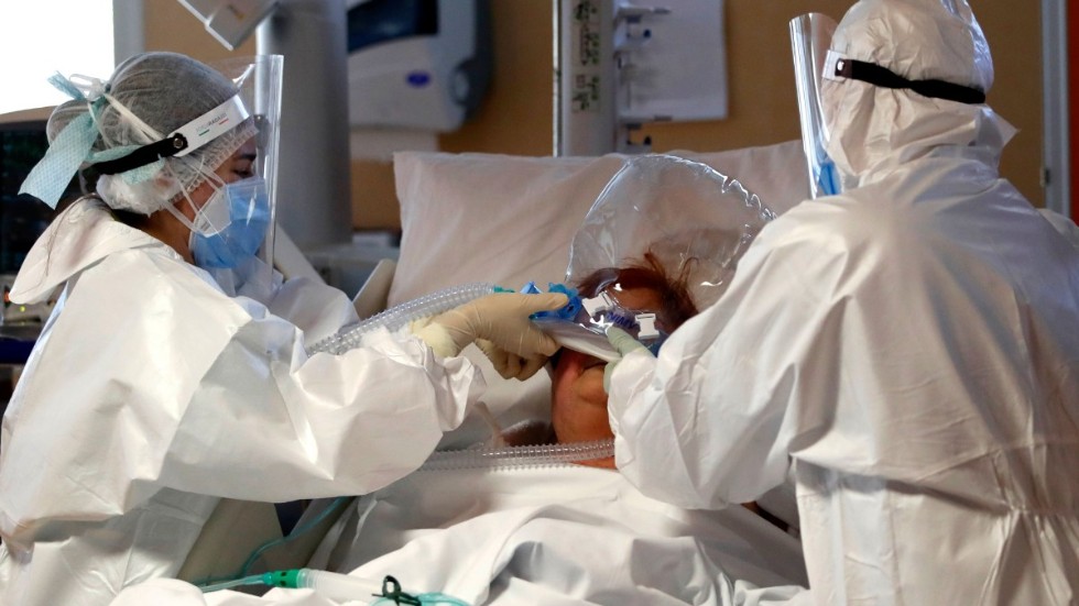 En patient behandlas med respirator på covidsjukhuset Casalpalocco i Rom. Arkivbild.