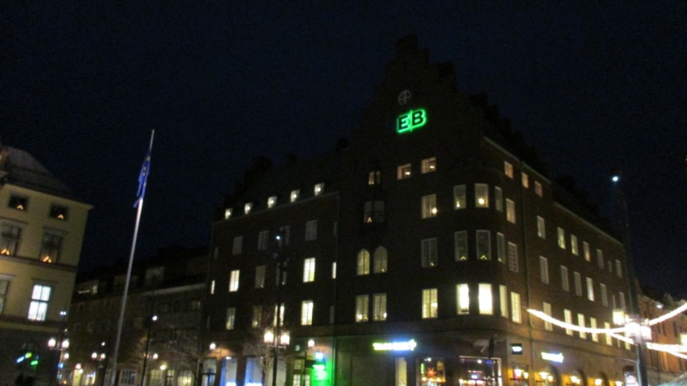 EB i grön neon tycker Gunnar Eriksson är fin reklam för Eskilstuna Basket.