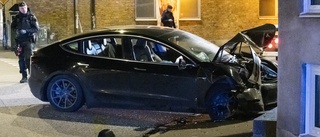 Bil kraschade mot hus – 14-åring bakom ratten