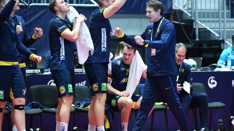 Sveriges förbundskapten Glenn Solberg jublar under segern mot Ryssland i handbolls-EM .