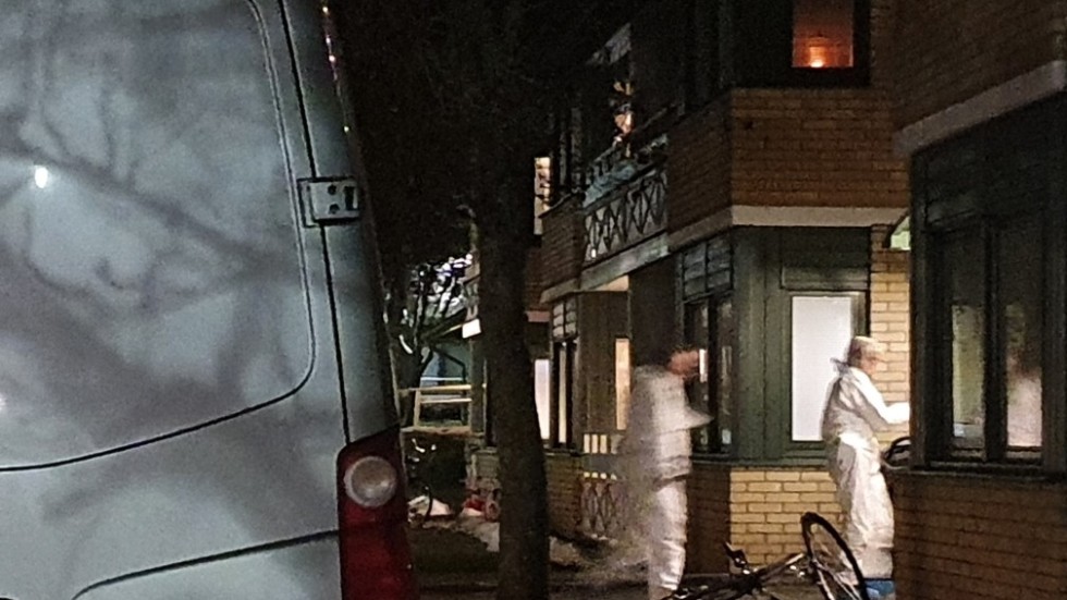 Polisens tekniker på plats i bostadsområdet, där en man påträffats död i en lägenhet. 