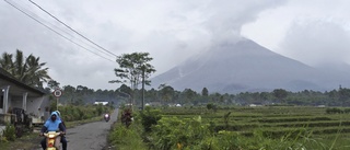 Människor flyr vulkanutbrott i Indonesien
