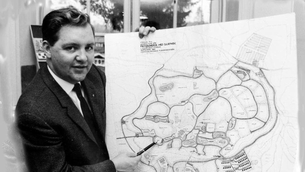 Här ser vi den unge Ulf Svensson vid en av alla "tusen" föredragningar om den djurpark han ville bygga i Kolmården; som invigdes 1965. Kollegan i turism- och besöksnäringen Arne Ellefors minns en envis entreprenör. 