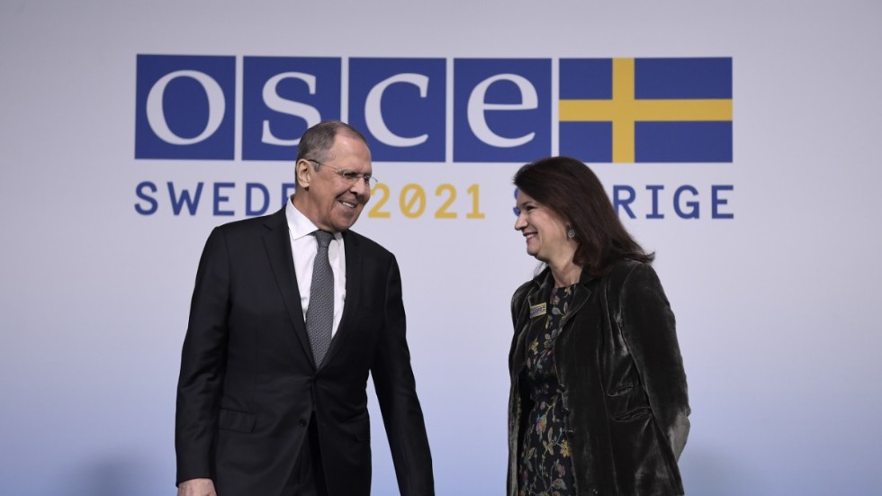 Rysslands utrikesminister Sergej Lavrov hälsades på torsdagsmorgonen välkommen av utrikesminister Ann Linde (S) till OSSE-mötet för medlemsländernas utrikesministrar utanför Stockholm.