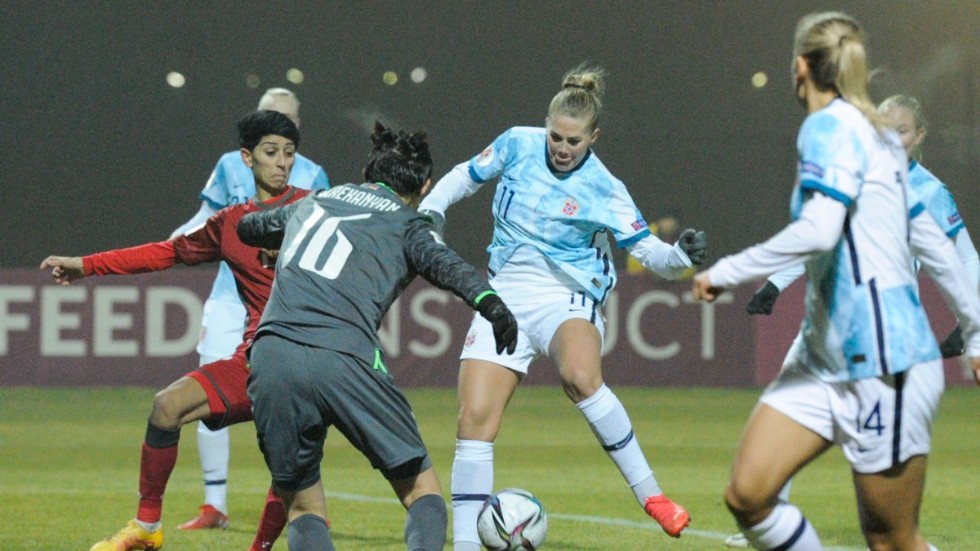 Lisa-Marie Utland, mitten, hann med att bli tvåmålsskytt för Norge innan matchen mot Armenien avbröts.