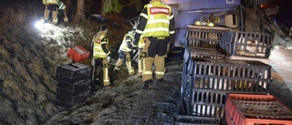 Lastbilssläp med 2 000 höns välte ner i diket – se bilder från räddningsinsatsen i natt  