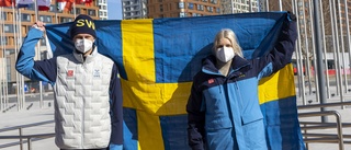 De bär den svenska OS-fanan i Peking