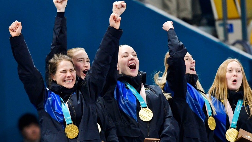 Anna Hasselborg, Sara McManus, Agnes Knochenhauer och Sofia Mabergs samt Jennie Wåhlin efter OS-guldet i Pyeongchang 2018. Arkivbild.
