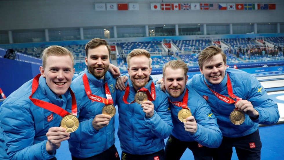 Sveriges lag Edin med Daniel Magnusson, Oskar Eriksson, Niklas Edin, Rasmus Wranå och Christoffer Sundgren poserar med sina guldmedaljer.