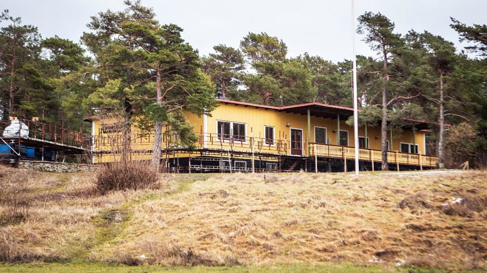 Gamla Lummelunda vandrarhem ska bli Villa Nyhamn, om de nya ägarna får bestämma. Nu byggs interiören om till fem lägenheter, och runtom planeras ett antal mindre villor med hotellrum.