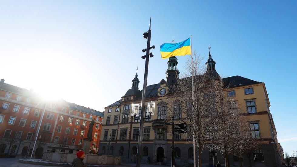 Ukrainska flaggan vajar utanför stadshuset i Eskilstuna.