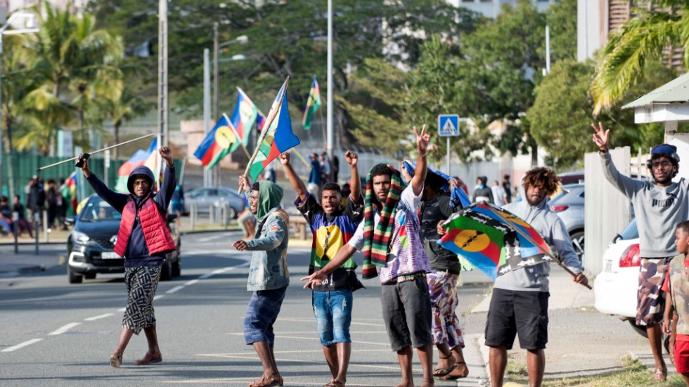 Demonstranter viftar med ursprungsbefolkningen kanakernas flagga den 4 oktober 2020, då den senaste självständighetsomröstningen ägde rum.