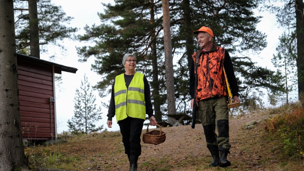 "De flesta svampplockare är förstående och ber oss tipsa om andra marker att gå i", säger jägaren Anders Svensson, som liksom hustrun Annika gillar att plocka svamp.
