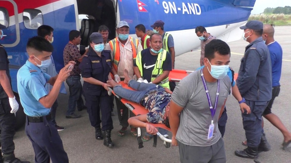 En av de skadade efter en svår bussolycka i Nepal flygs till sjukhus för vård. Minst 28 människor miste livet i tisdagens olycka.