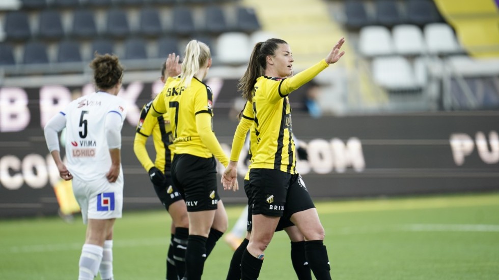 Spelarna i Häcken jublar efter Pauline Hammarlunds 1–0-mål.