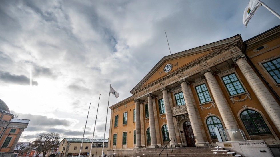 Blekinge tingsrätt i Karlskrona har häktat den 35-årige man som uppges ha brutit sig in i en lägenhet för att mörda en man i 60-årsåldern. Arkivbild.