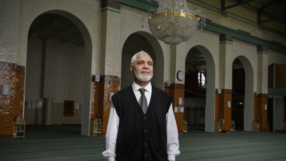Mahmoud Khalfi, imam och direktör vid Stockholms moské, tycker det är tråkigt att se helgedomen stå tom.