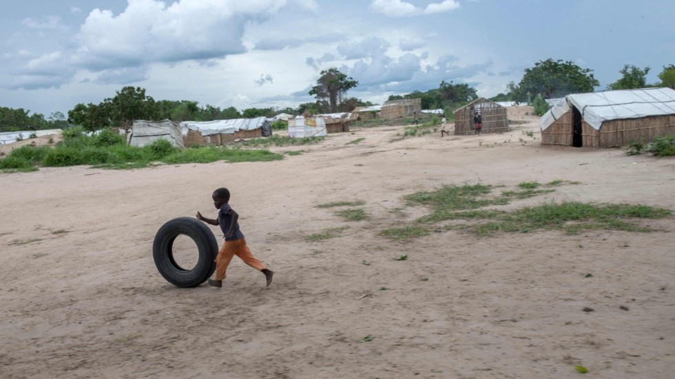 Ett barn leker på ett flyktingcenter i norra Moçambique. Bild från februari.
