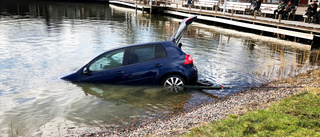 Eskilstunabo glömde handbroms – bilen rullade rakt ner i vattnet