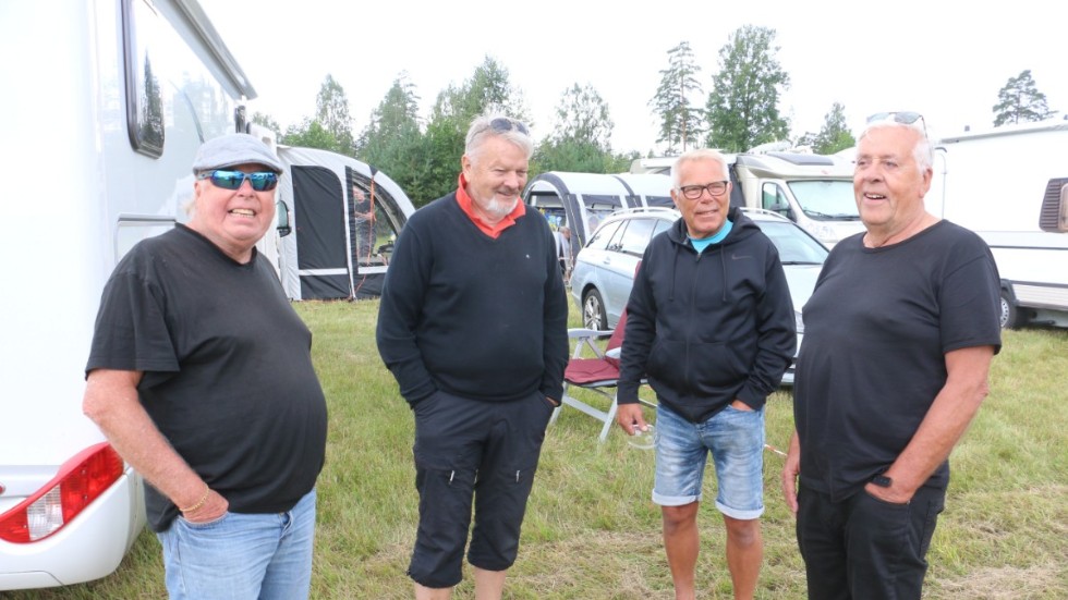 "Det är roligt här, alla har samma intresse" Motorsprotentusiasterna Ronnie Nilsson, Roland Pettersson, Göran Nilsson och Tord Andersson i livligt samspråk.