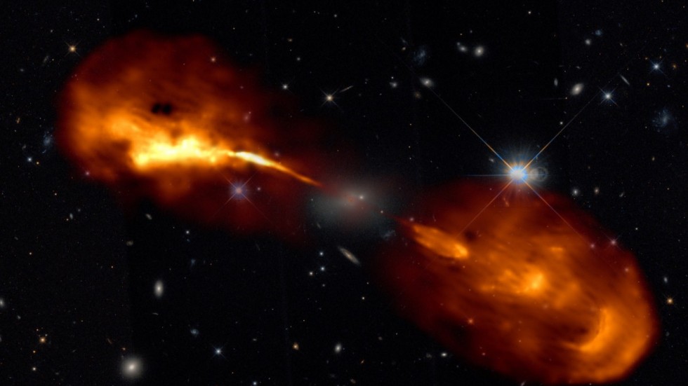 Ett supermassivt svart hål är kraftkällan i mitten av galaxen känd som Hercules|A. De nya högupplösta mätningarna med Lofar avslöjar att strålen förstärks och försvagas i cykler om 200|000 år. Det är denna föränderlighet som skapar formerna i de stora loberna, som var och en ungefär är lika stor som vår galax, Vintergatan.