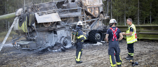 Svårsläckt brand i skördetröska – har orsakat flera utryckningar