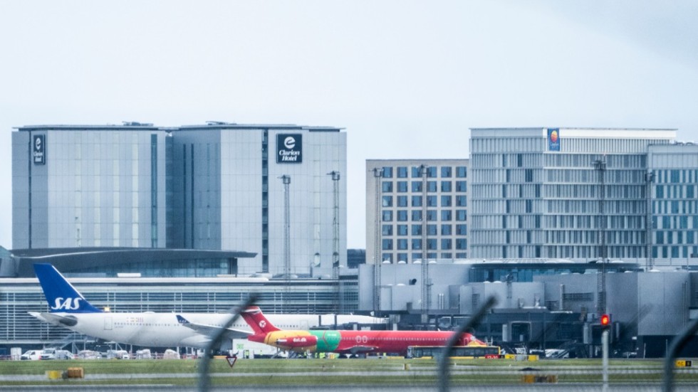 Ett flyg med evakuerade från Afghanistan, som transporterats via Pakistan, landar i den danska huvudstaden Köpenhamn.