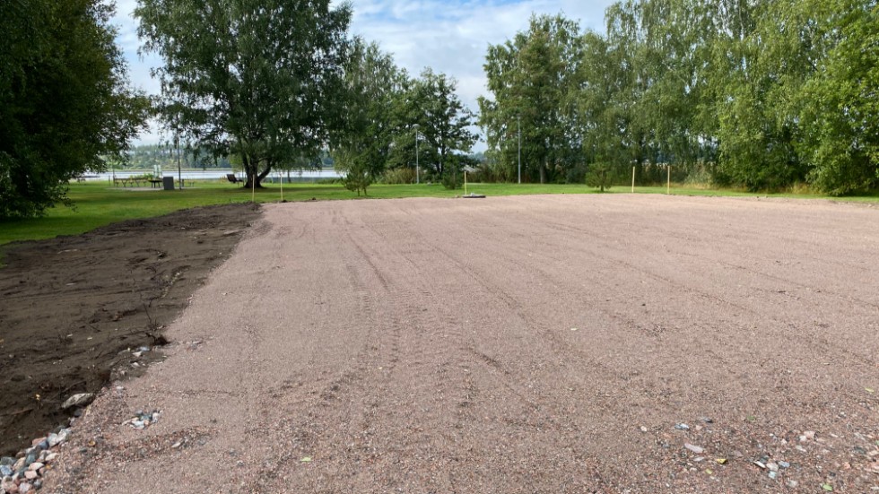  Även om kommunen skulle ha laglig rätt att anlägga en basketplan är platsen högst olämplig för denna typ av aktivitet, skriver signaturen "GOV".