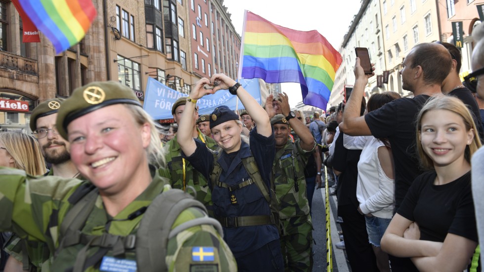 Försvar. Försvarsmaktens engagemang under Pride-veckan kritiseras i debatten från flera olika håll.