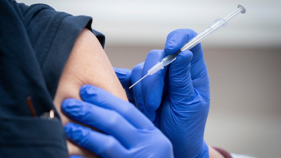 En sjuksköterska i norra Tyskland misstänks medvetet ha bytt ut covidvaccin mot koksaltlösning. Nu uppmanas tusentals att boka en ny dos. Arkivbild