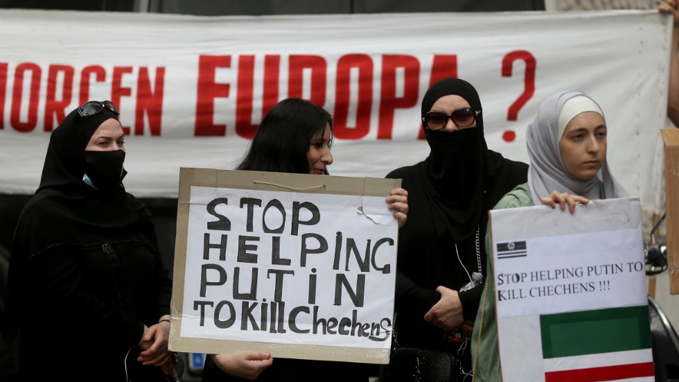 Exiltjetjener demonstrerade i juli förra året utanför ryska ambassaden i Wien med plakat med texten "Sluta hjälpa Putin att mörda tjetjener".