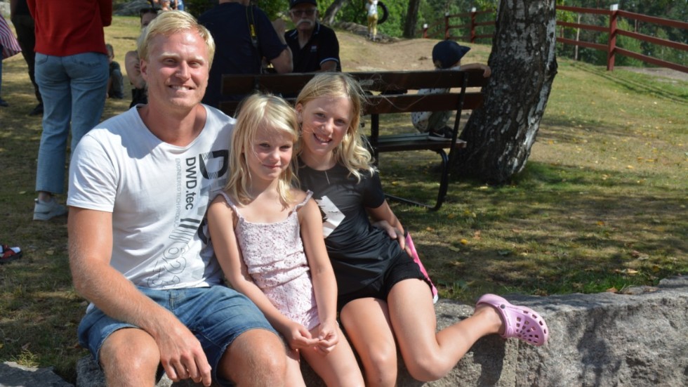 För Sebastian Johansson och Thilda och Leah Råbock är det tredje gången de besöker älgparken.