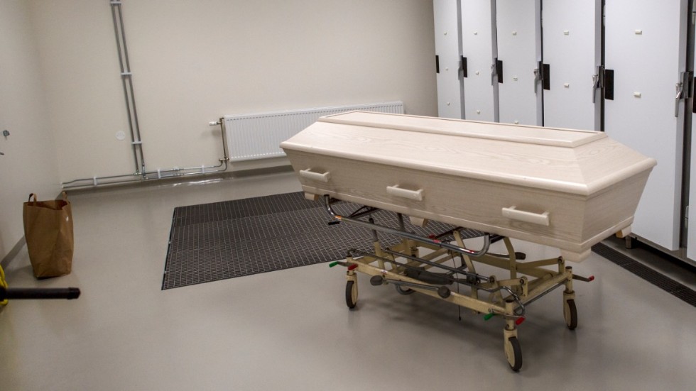 Enligt personal vid Östra sjukhuset lämnas döda kvar för länge på sjukhusets bårhus. Arkivbild.