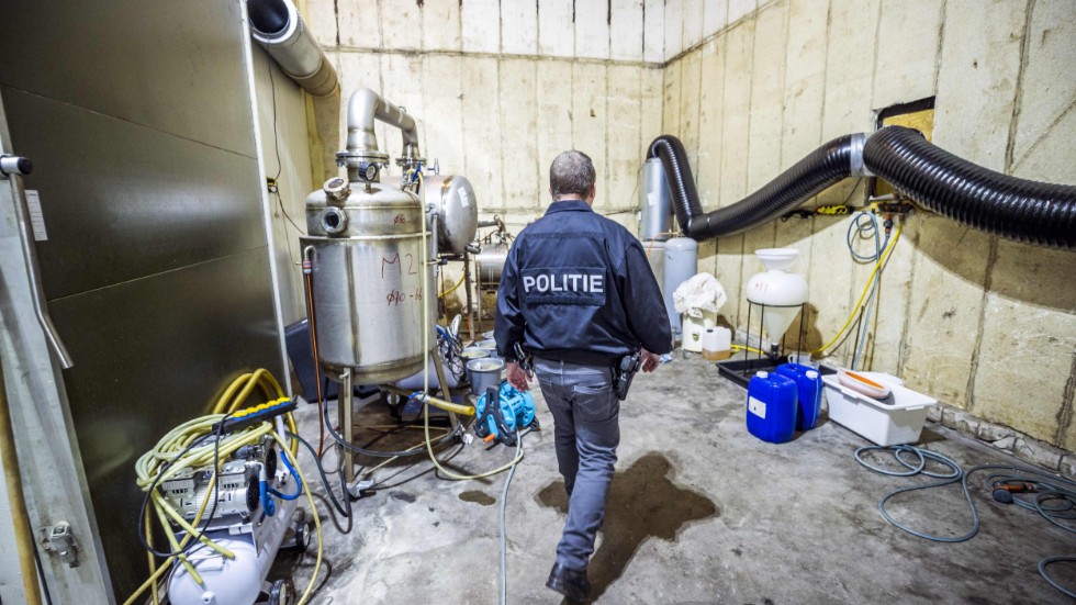 Polis på plats i knarkfabriken i nederländska Nederweert.