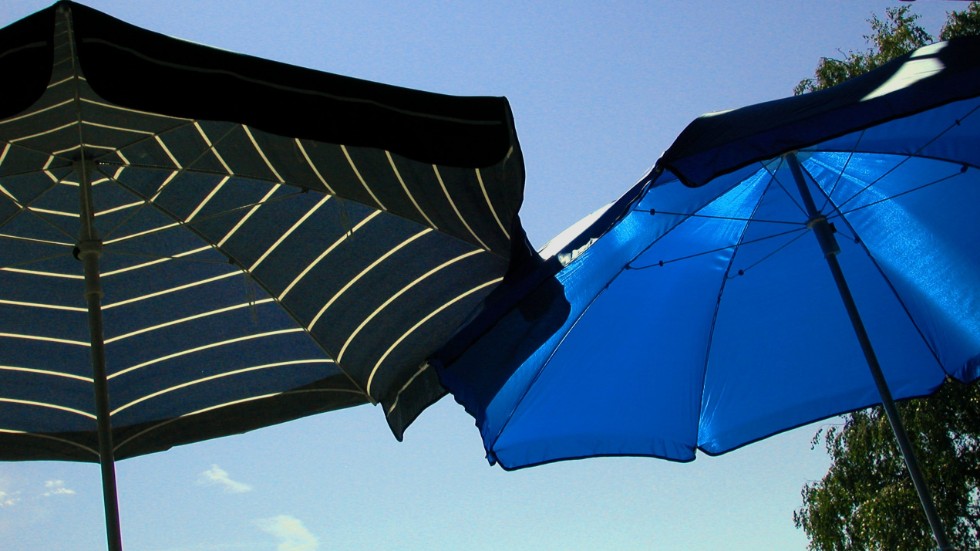 Solskenpensionärerna på Kungsgatan efterlyser ett parasoll som skydd mot solen nästa sommar.