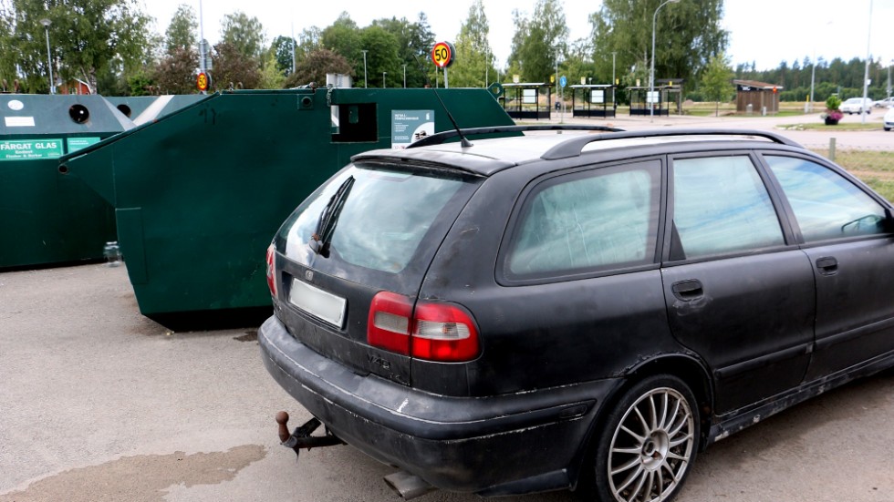 Samma dag som ÖSK fraktade bort den gamla bilen från återvinningen i Målilla, tog regeringen beslut om att införa ett statsbidrag för flyttning av bilvrak.
