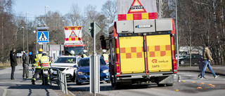 Trafikolycka i Nyköping – last ramlade ut på vägen