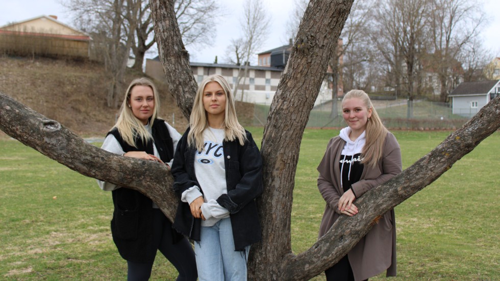 Stina Henriksson, Klara Palovaara och Josefina Karlsson gör vad de kan för att årets studenter ska kunna få ett fint sista minne från en gymnasietid som till hälften präglats av pandemin.