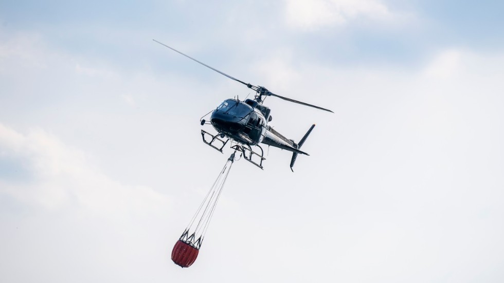 Vattenbombande helikoptrar deltog vid släckningsarbetet i juni. Arkivbild.
