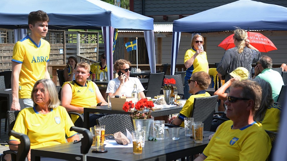 Flera och fler ansluter sig till Vimmerbys "gula vägg" när det är en halvtimma kvar till avspark i EM-matchen mellan Sverige och Slovakien en rekordhet fredag i juni.