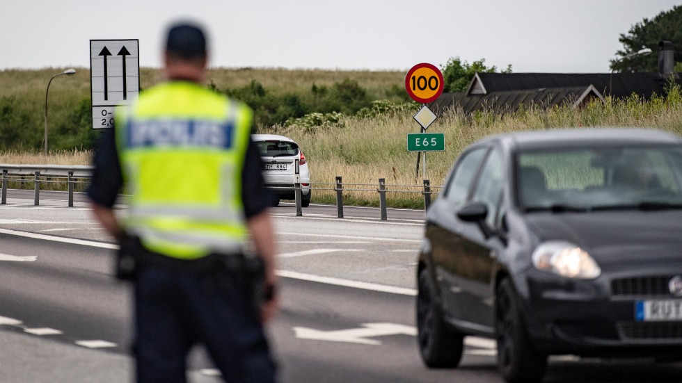 Poliser kontrollerade bilar längs med E65 mellan Ystad och avfarten till Sturup under onsdagen.